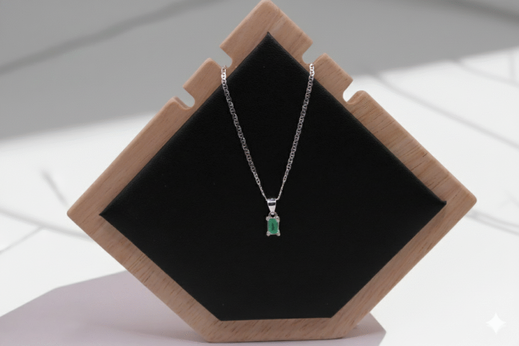 Collar cuadrado con esmeralda natural- elegancia sutil que ilumina tu esencia