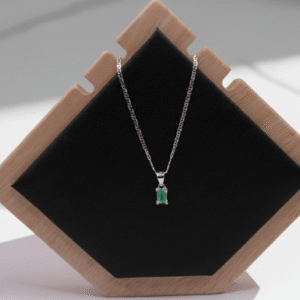 Collar cuadrado con esmeralda natural- elegancia sutil que ilumina tu esencia