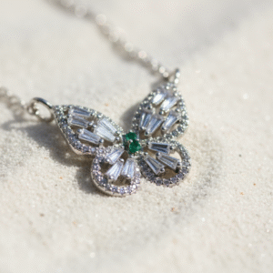 Collar mariposa con esmeralda natural – una joya que celebra transformación, libertad y belleza eterna.