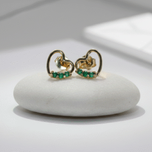 Topitos corazón con esmeraldas naturales – delicadeza que enamora