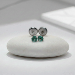 Topitos clásicos con esmeralda natural – brillo sutil, elegancia eterna