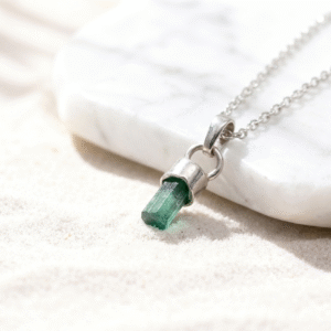 Dije canutillo dama con esmeralda natural – fuerza y elegancia en estado puro