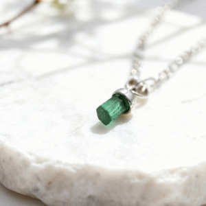 Dije canutillo mediano hombre con esmeralda natural