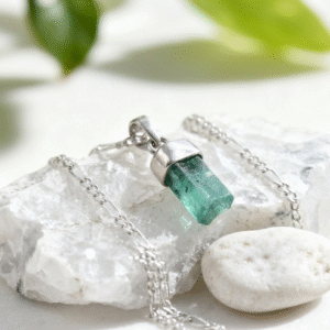 Dije canutillo grande hombre con esmeralda natural- Fuerza y autenticidad