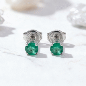 Topitos con esmeralda natural clara – luz y elegancia en su forma más pura