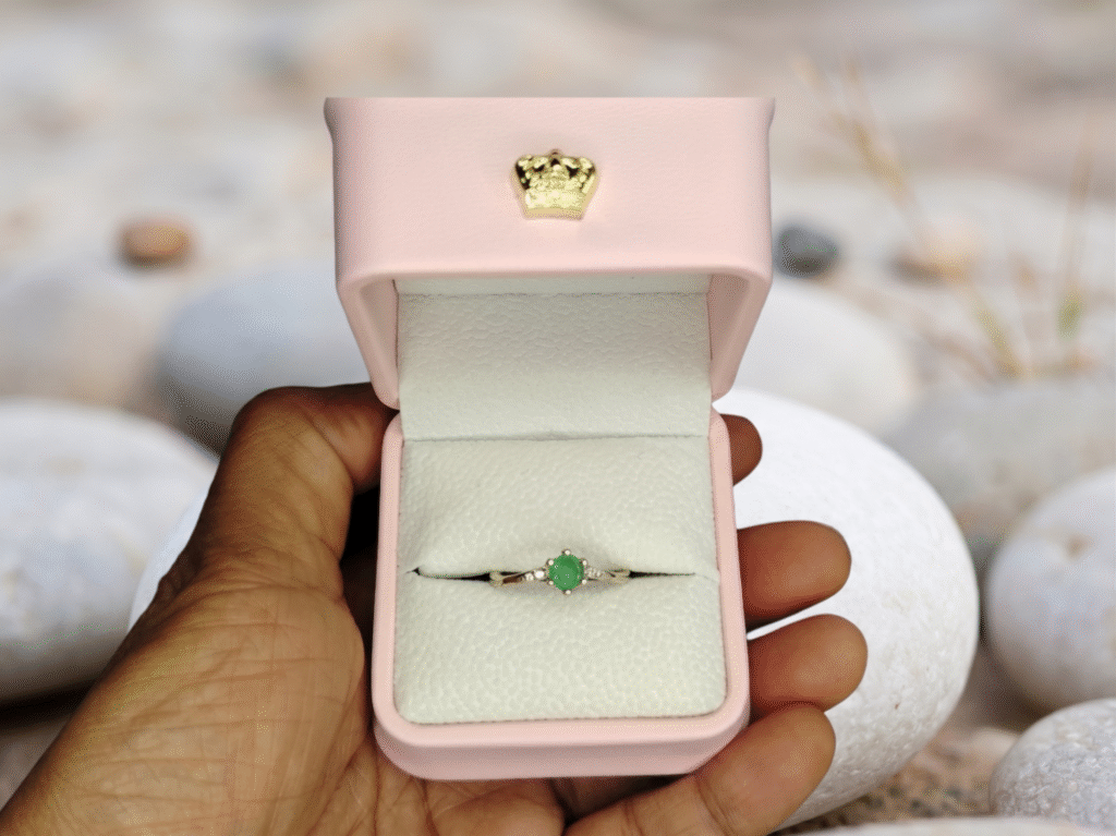 Anillo Solitario Delicado con Esmeralda Natural talla 7