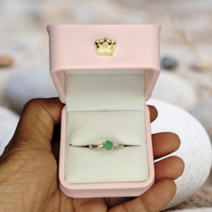 Anillo Solitario Delicado con Esmeralda Natural talla 7