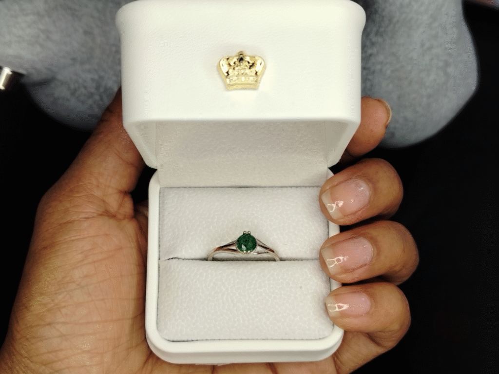 Anillo Clásico Solitario con Esmeralda Natural talla 7