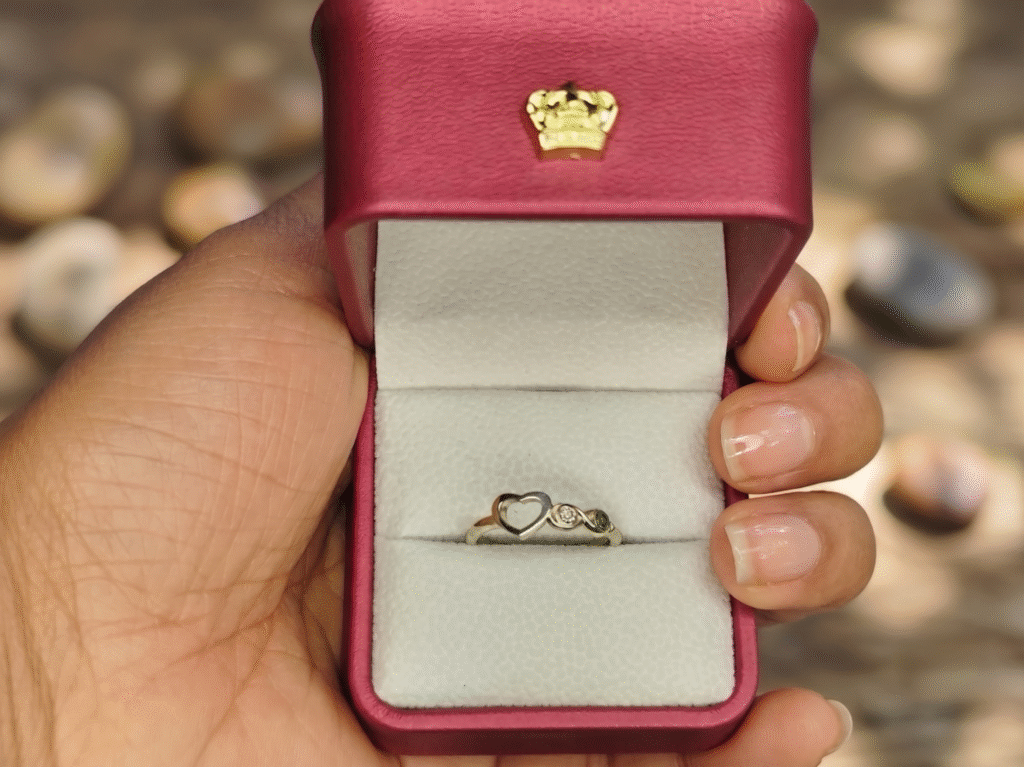 Anillo Corazón Infinito con esmeralda natural