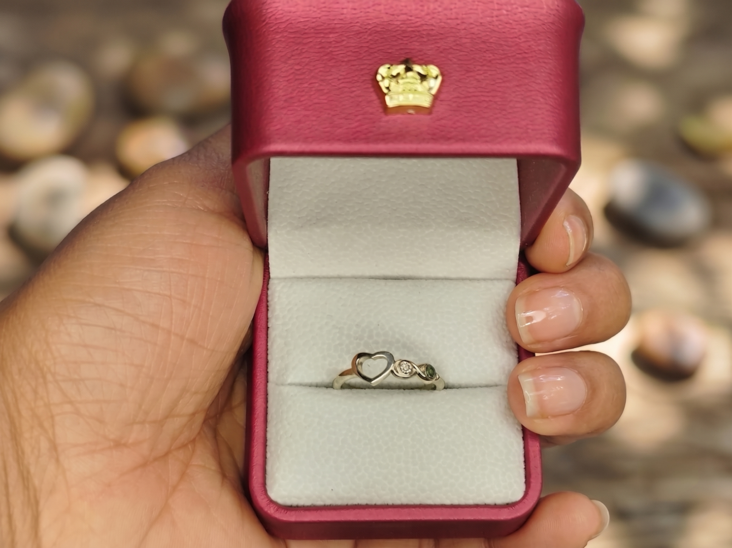 Anillo Corazón Infinito con esmeralda natural